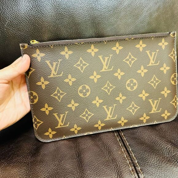 Brand New Louis Vuitton Carry It Pouch - Picture 2 of 9